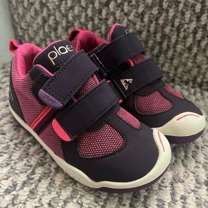 Plae Waterproof Charlie Mystic Berry 8.5 Like New
